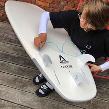 Load image into Gallery viewer, install 5 fin set-up 4&#39;10 soft top high-performance surfboard kids